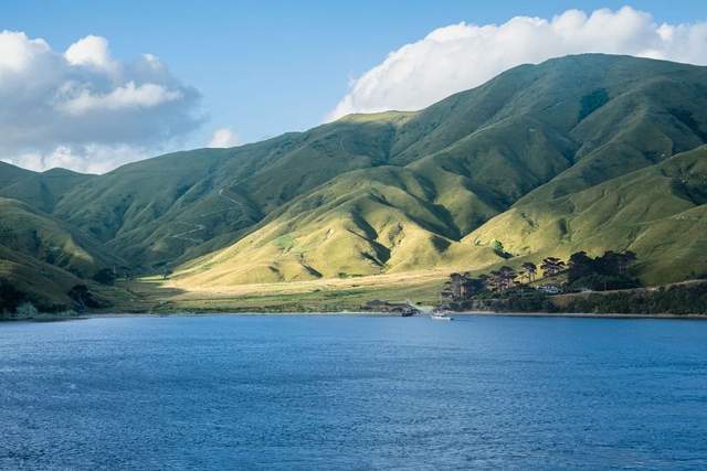 Boats and forested hills around Picton in the Marlborough Sounds
